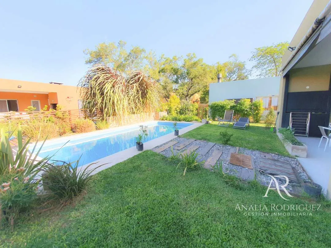 VENTA – CASA 4 AMBIENTES – PILETA Y JARDIN – LOS ARCES – LA CAÑADA DE PILAR