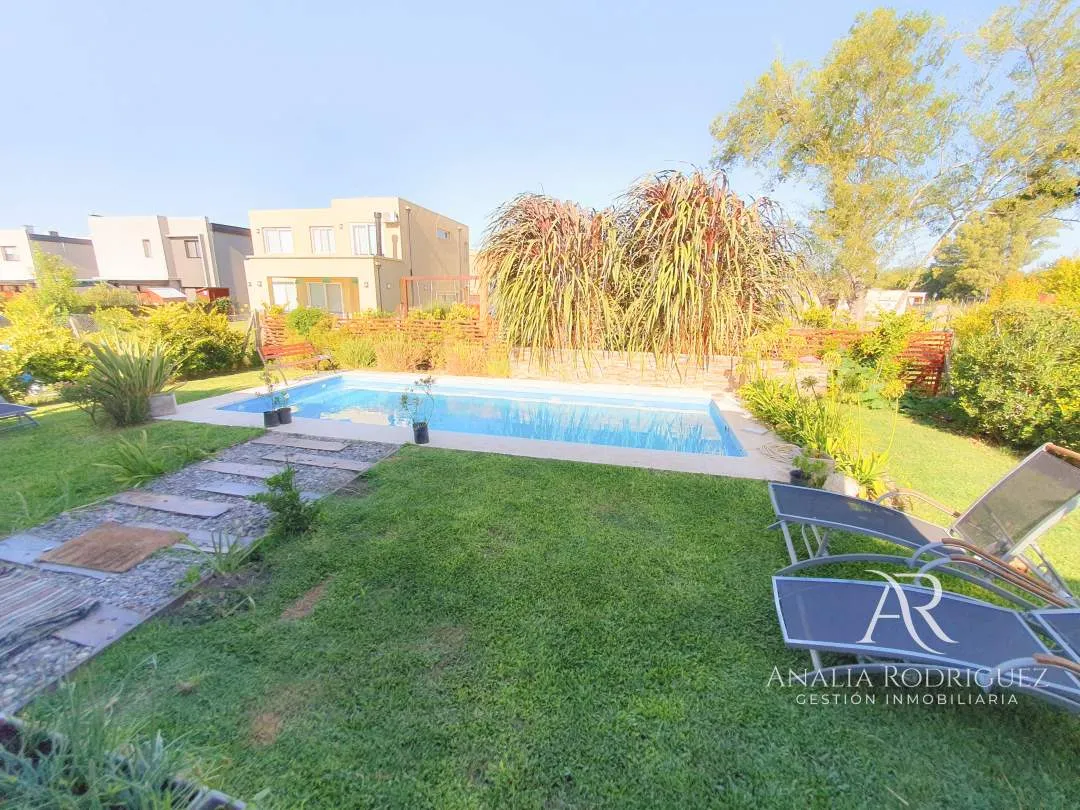 VENTA – CASA 4 AMBIENTES – PILETA Y JARDIN – LOS ARCES – LA CAÑADA DE PILAR