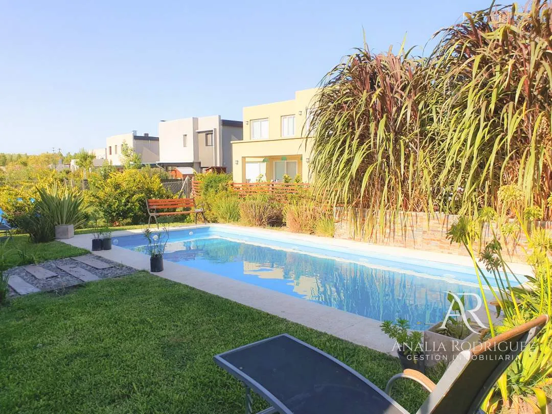 VENTA – CASA 4 AMBIENTES – PILETA Y JARDIN – LOS ARCES – LA CAÑADA DE PILAR
