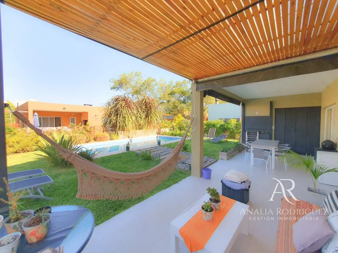 VENTA – CASA 4 AMBIENTES – PILETA Y JARDIN – LOS ARCES – LA CAÑADA DE PILAR