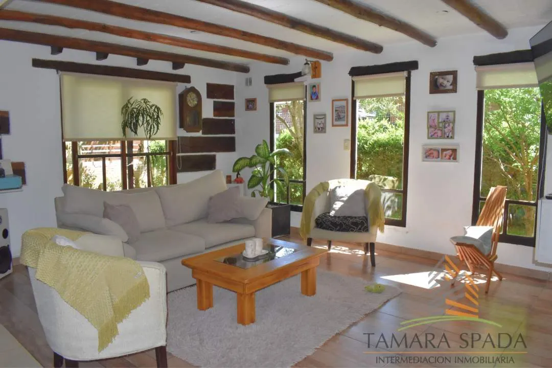CASA CON ESTILO LUMINOSA Y FUNCIONAL. OPORTUNIDAD EN EL MONTE
