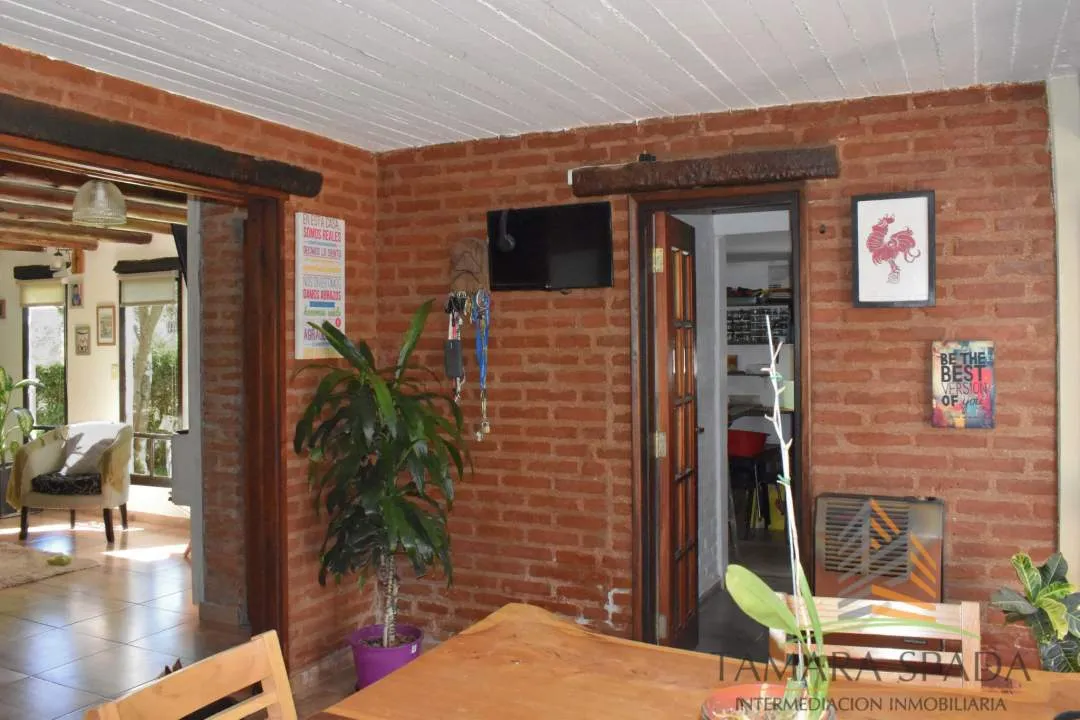 CASA CON ESTILO LUMINOSA Y FUNCIONAL. OPORTUNIDAD EN EL MONTE