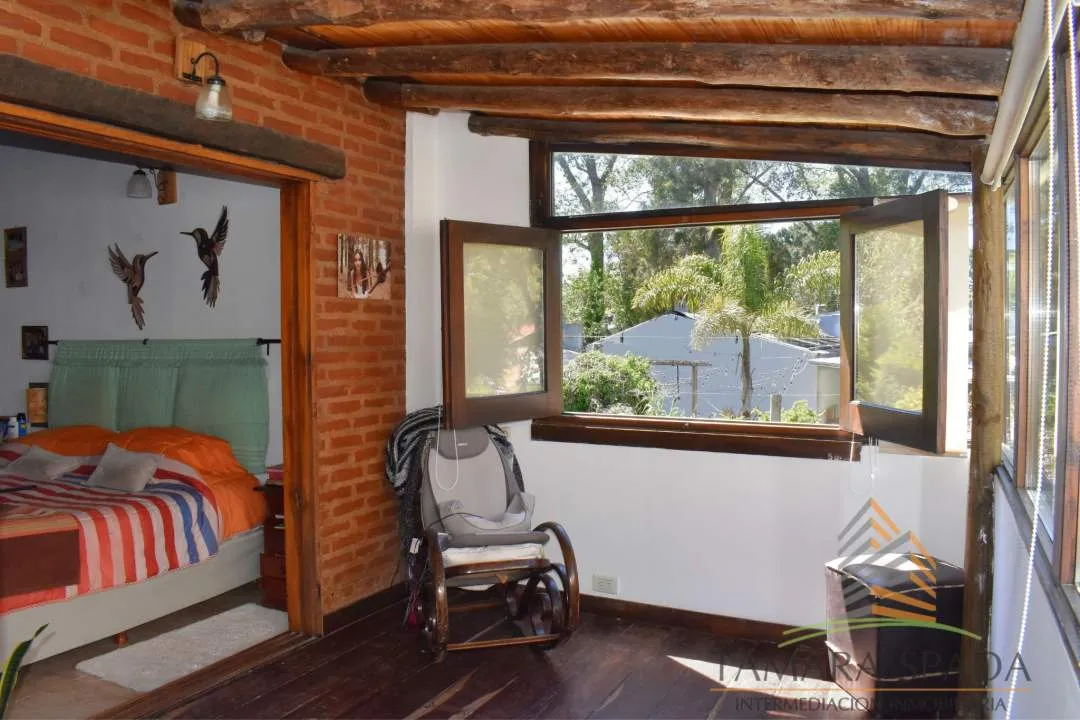 CASA CON ESTILO LUMINOSA Y FUNCIONAL. OPORTUNIDAD EN EL MONTE