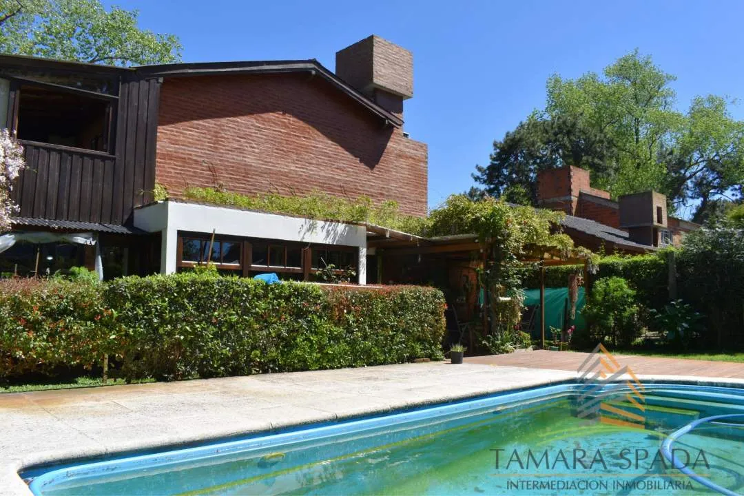 CASA CON ESTILO LUMINOSA Y FUNCIONAL. OPORTUNIDAD EN EL MONTE