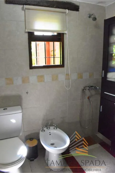 CASA CON ESTILO LUMINOSA Y FUNCIONAL. OPORTUNIDAD EN EL MONTE