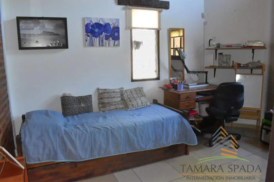 CASA CON ESTILO LUMINOSA Y FUNCIONAL. OPORTUNIDAD EN EL MONTE