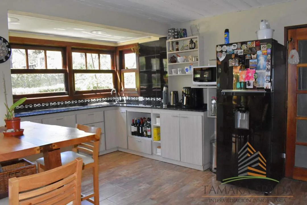 CASA CON ESTILO LUMINOSA Y FUNCIONAL. OPORTUNIDAD EN EL MONTE