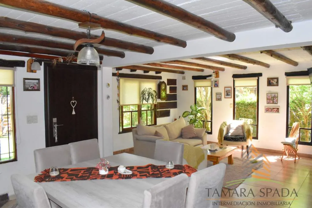 CASA CON ESTILO LUMINOSA Y FUNCIONAL. OPORTUNIDAD EN EL MONTE