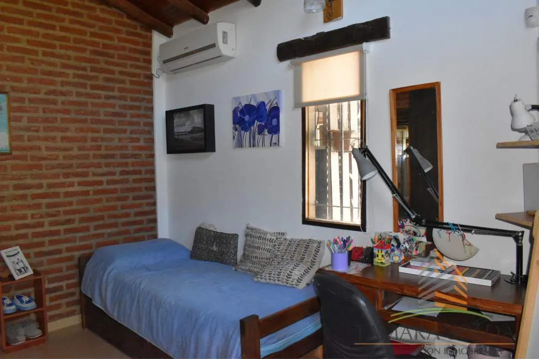 CASA CON ESTILO LUMINOSA Y FUNCIONAL. OPORTUNIDAD EN EL MONTE