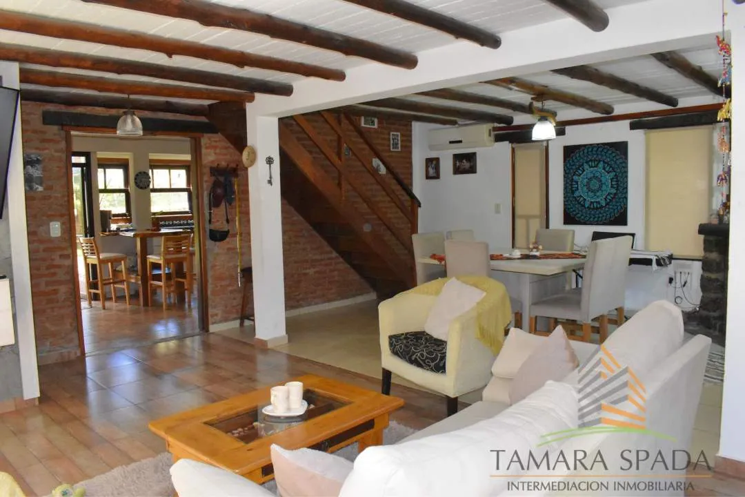 CASA CON ESTILO LUMINOSA Y FUNCIONAL. OPORTUNIDAD EN EL MONTE
