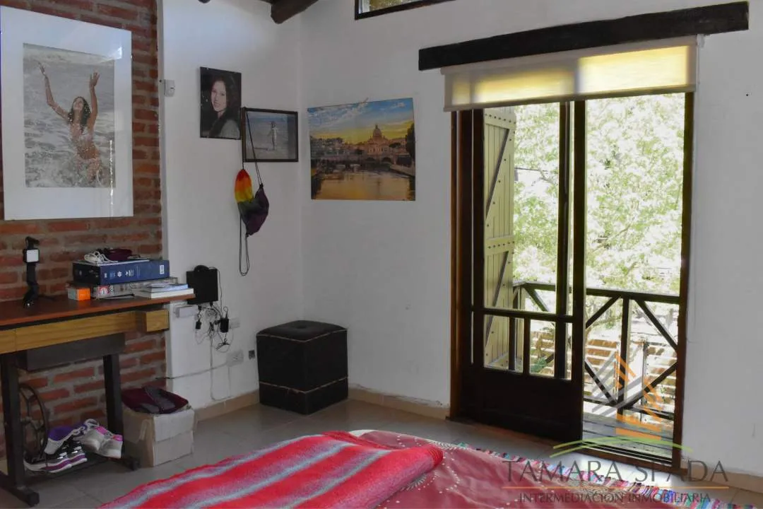 CASA CON ESTILO LUMINOSA Y FUNCIONAL. OPORTUNIDAD EN EL MONTE