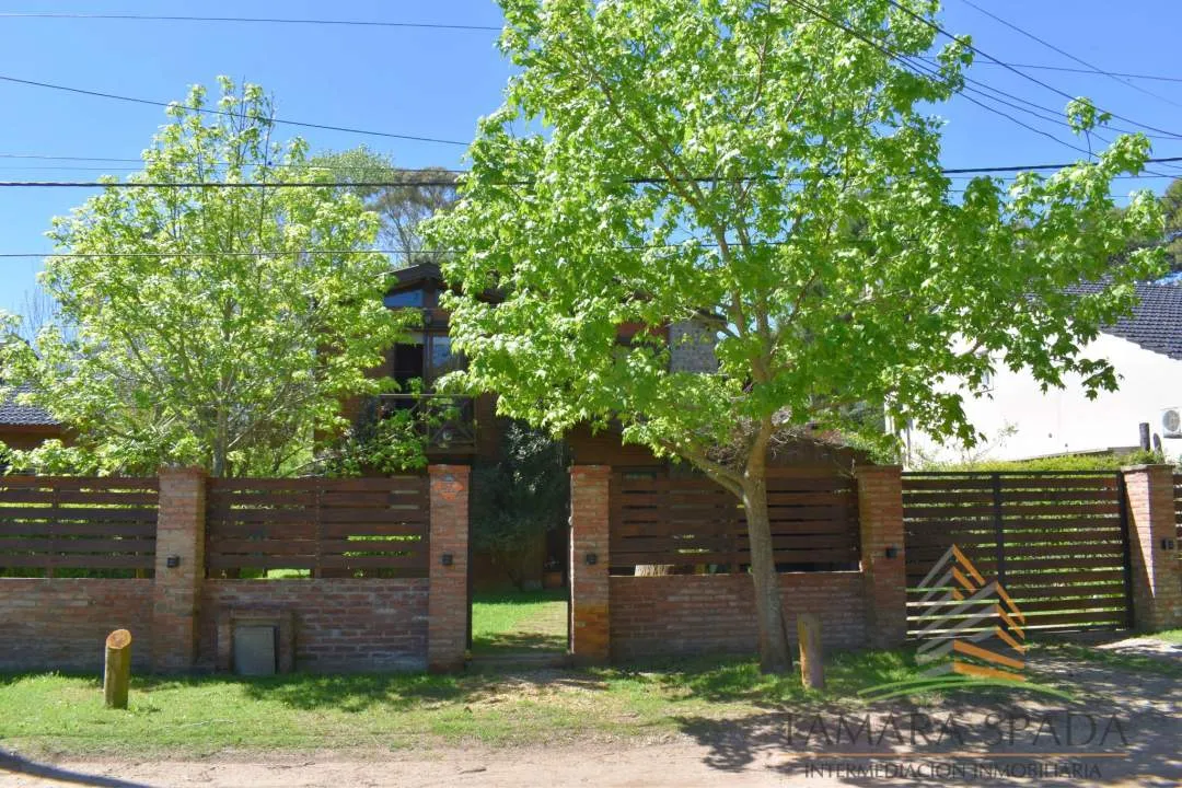 CASA CON ESTILO LUMINOSA Y FUNCIONAL. OPORTUNIDAD EN EL MONTE