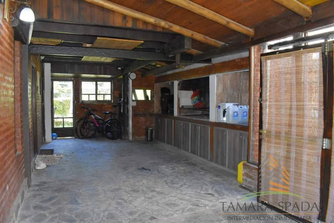 CASA CON ESTILO LUMINOSA Y FUNCIONAL. OPORTUNIDAD EN EL MONTE