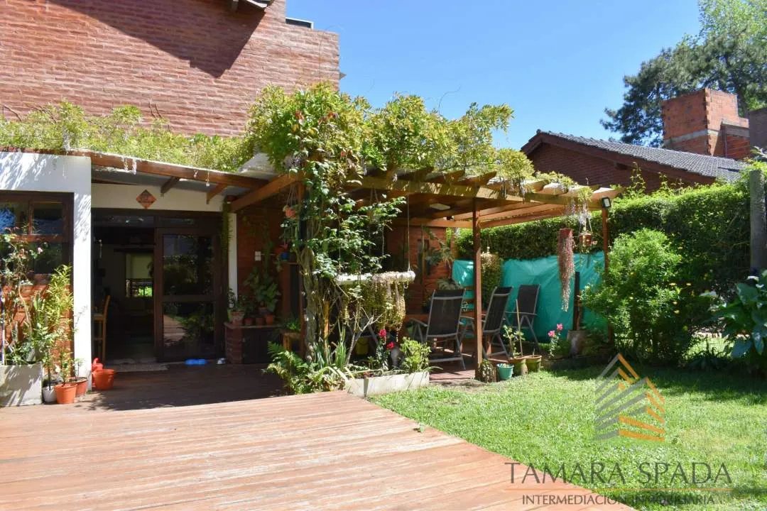 CASA CON ESTILO LUMINOSA Y FUNCIONAL. OPORTUNIDAD EN EL MONTE