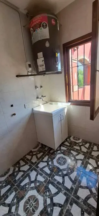 ALQUILER - CASA EN PRIMER PISO AL FRENTE | 2 DORMITORIOS | TERRAZA Y BALCON