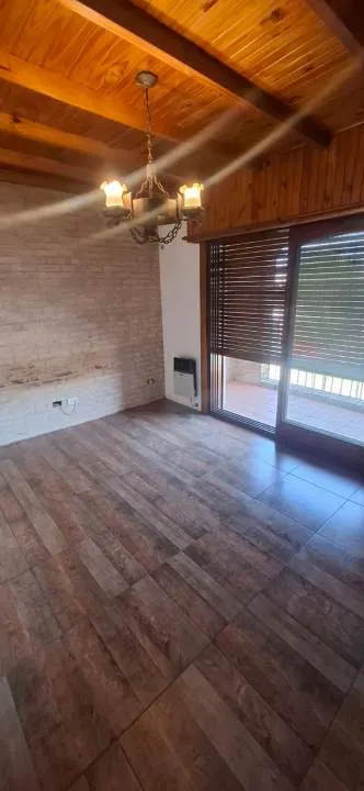 ALQUILER - CASA EN PRIMER PISO AL FRENTE | 2 DORMITORIOS | TERRAZA Y BALCON