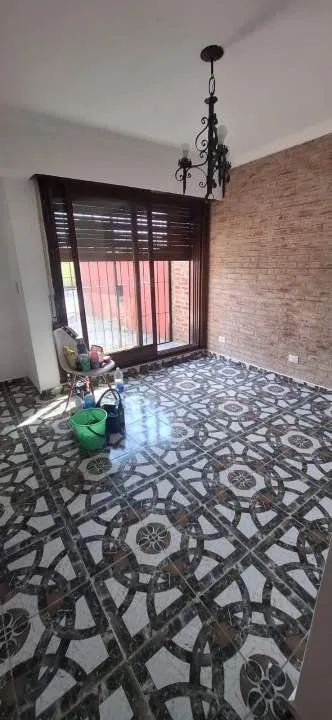 ALQUILER - CASA EN PRIMER PISO AL FRENTE | 2 DORMITORIOS | TERRAZA Y BALCON