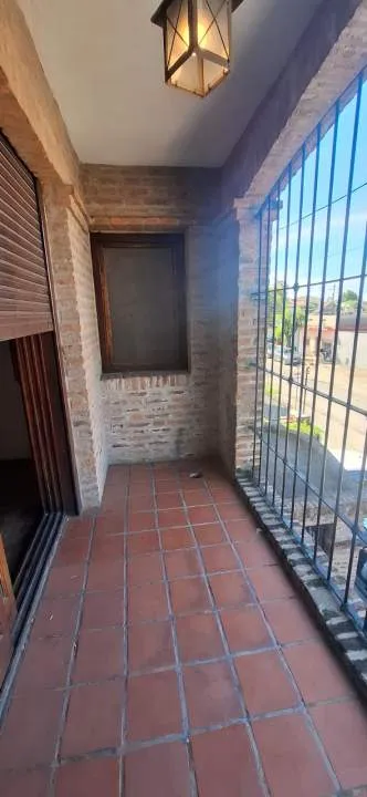 ALQUILER - CASA EN PRIMER PISO AL FRENTE | 2 DORMITORIOS | TERRAZA Y BALCON