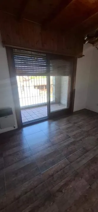 ALQUILER - CASA EN PRIMER PISO AL FRENTE | 2 DORMITORIOS | TERRAZA Y BALCON