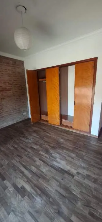 ALQUILER - CASA EN PRIMER PISO AL FRENTE | 2 DORMITORIOS | TERRAZA Y BALCON