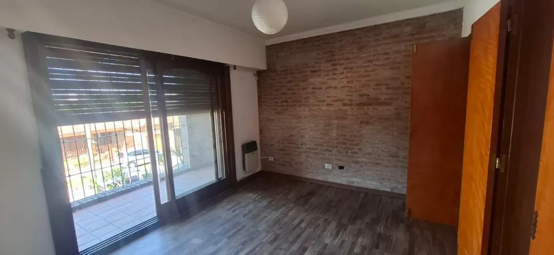 ALQUILER - CASA EN PRIMER PISO AL FRENTE | 2 DORMITORIOS | TERRAZA Y BALCON