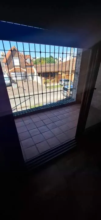 ALQUILER - CASA EN PRIMER PISO AL FRENTE | 2 DORMITORIOS | TERRAZA Y BALCON