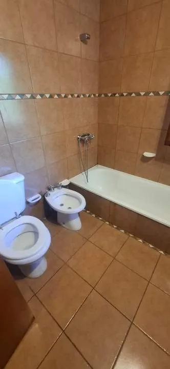 ALQUILER - CASA EN PRIMER PISO AL FRENTE | 2 DORMITORIOS | TERRAZA Y BALCON