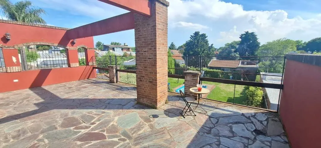 ALQUILER - CASA EN PRIMER PISO AL FRENTE | 2 DORMITORIOS | TERRAZA Y BALCON