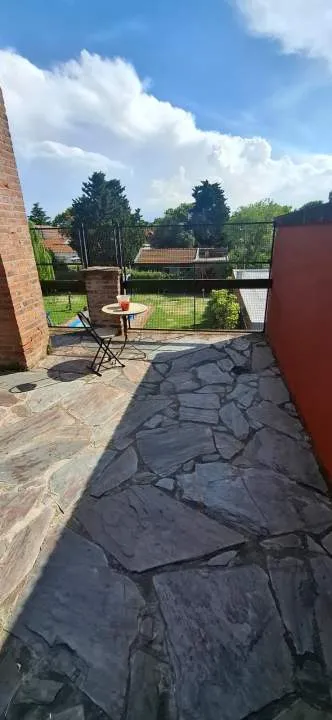 ALQUILER - CASA EN PRIMER PISO AL FRENTE | 2 DORMITORIOS | TERRAZA Y BALCON