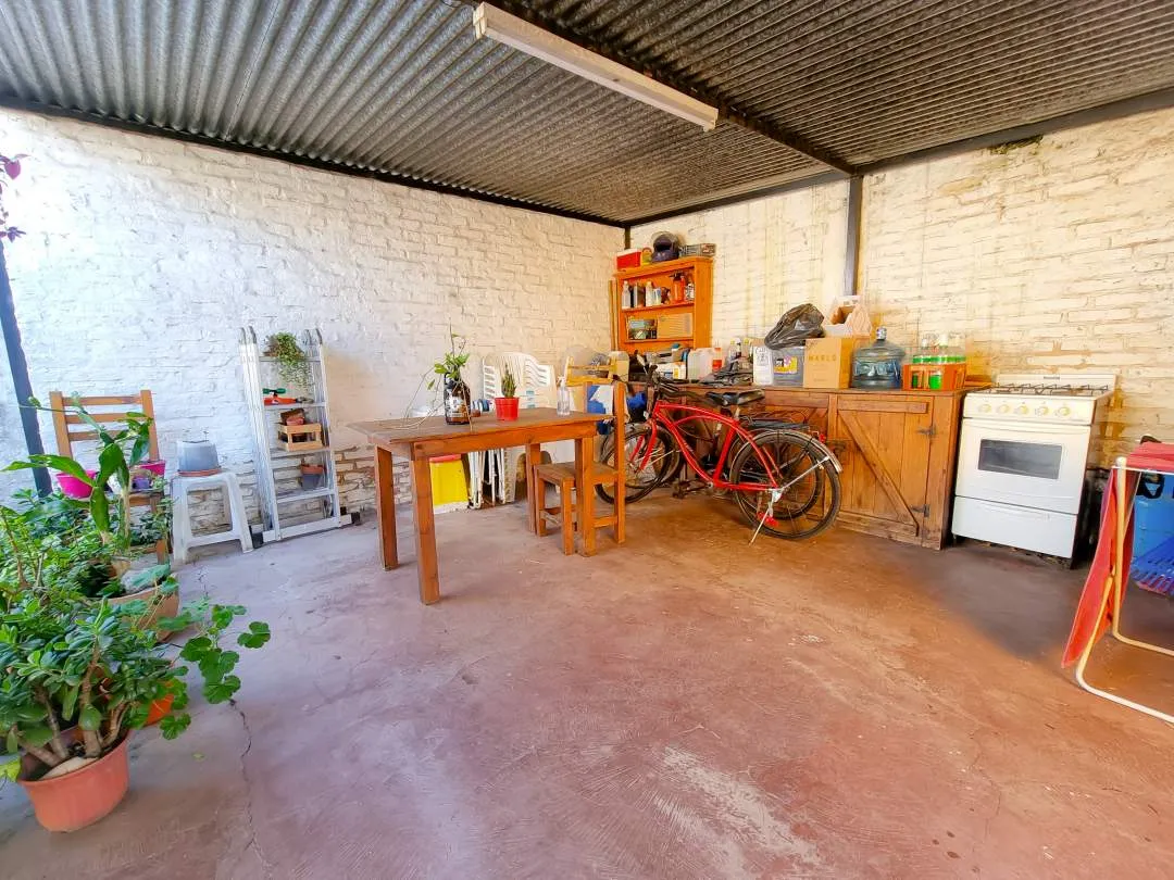 VENTA - CASA 4 AMBIENTES CON JARDÍN Y COCHERA EN PACHECO