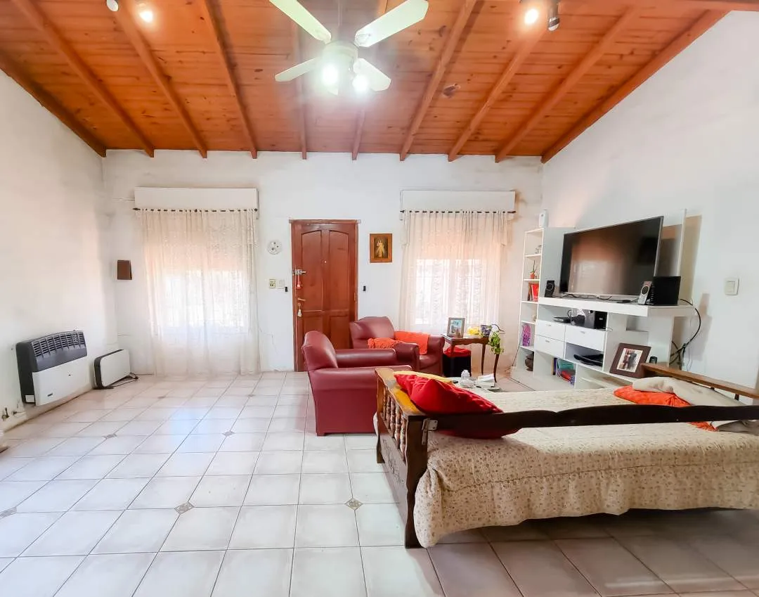 VENTA - CASA 4 AMBIENTES CON JARDÍN Y COCHERA EN PACHECO
