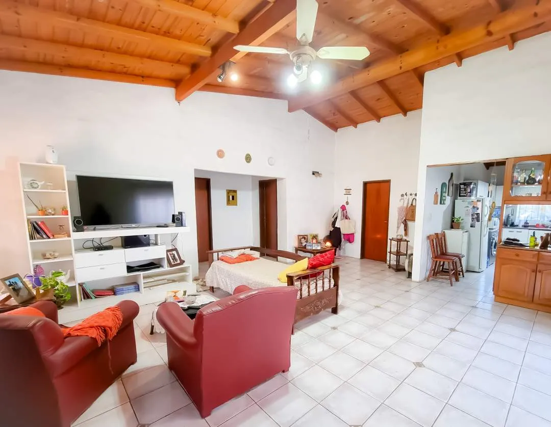 VENTA - CASA 4 AMBIENTES CON JARDÍN Y COCHERA EN PACHECO