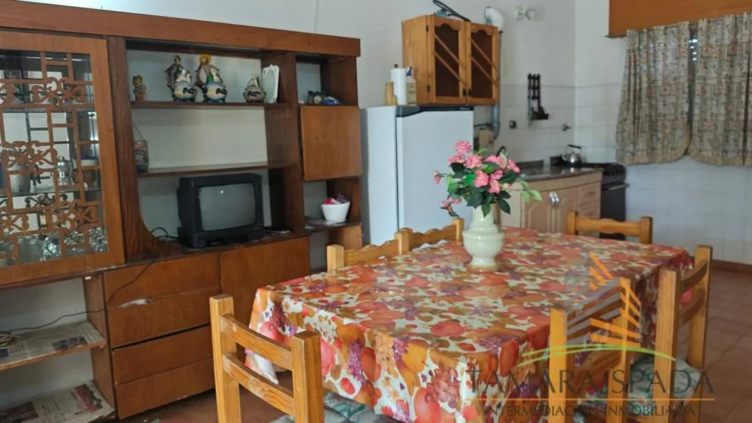 CASA CON AMPLIO JARDÍN