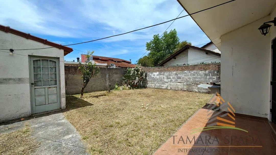 CASA CON AMPLIO JARDÍN