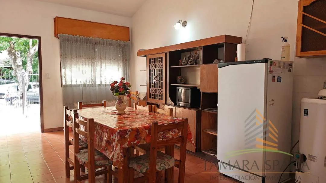 CASA CON AMPLIO JARDÍN