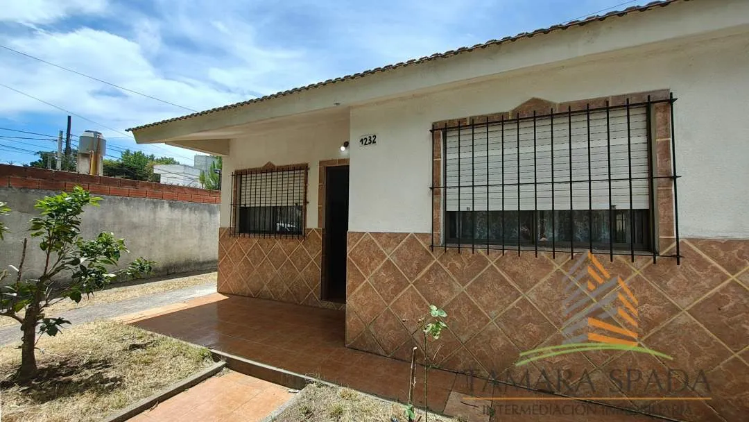 CASA CON AMPLIO JARDÍN