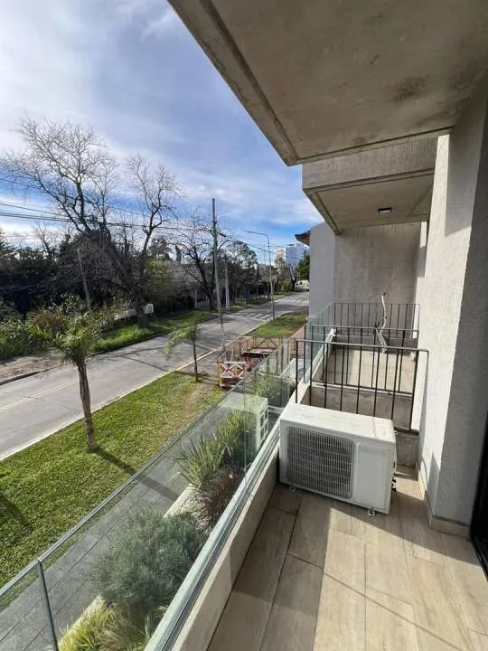Hermoso monoambiente, Martín Coronado