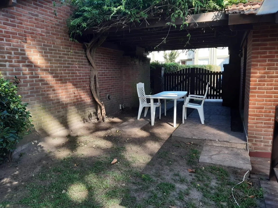 Duplex tipo casa ( acceso directo desde la calle, individual )