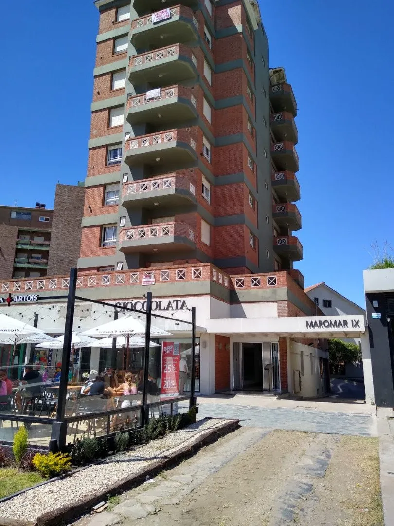 3 Ambientes con cochera. A mts del mar.