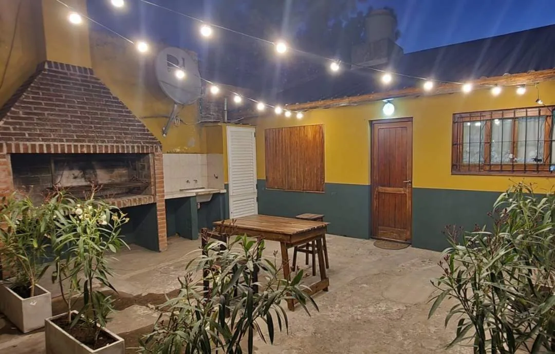 Casa chalet de 3 ambientes + Departamento 1 ambiente en Venta en Miramar, Buenos Aires