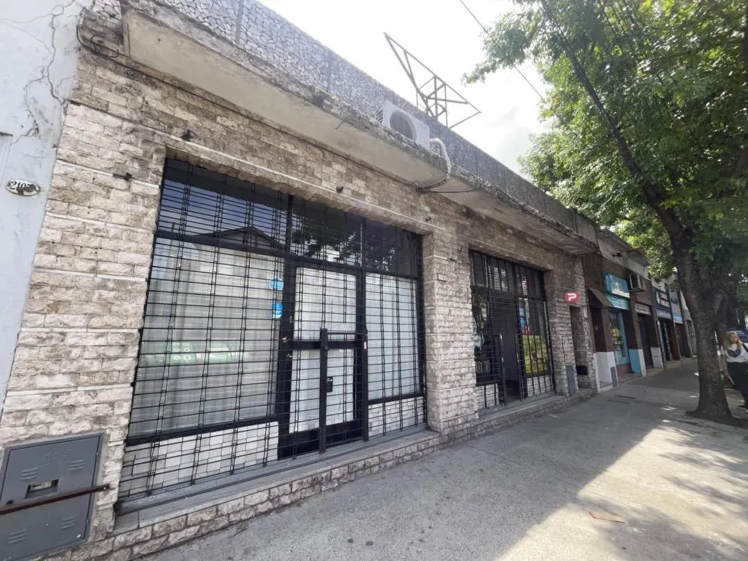 2 locales + espacio aéreo para construir -Venta en Block-Flores