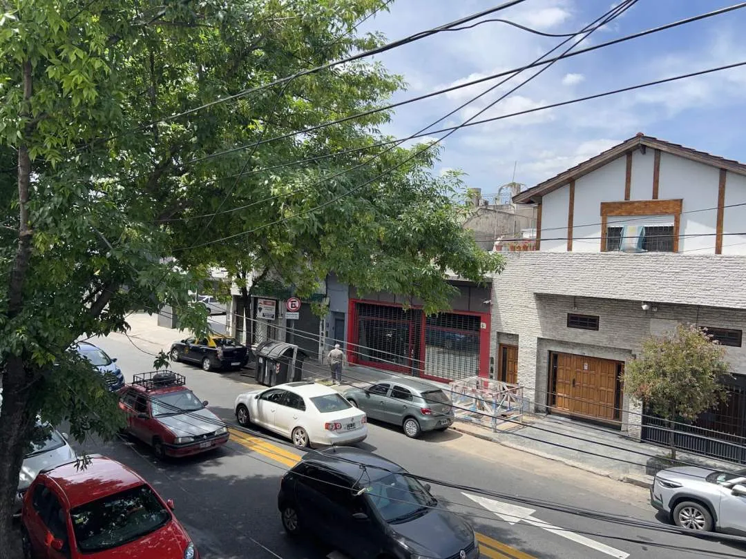 2 locales + espacio aéreo para construir -Venta en Block-Flores