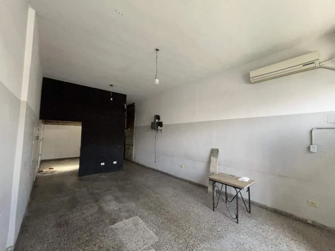 2 locales + espacio aéreo para construir -Venta en Block-Flores