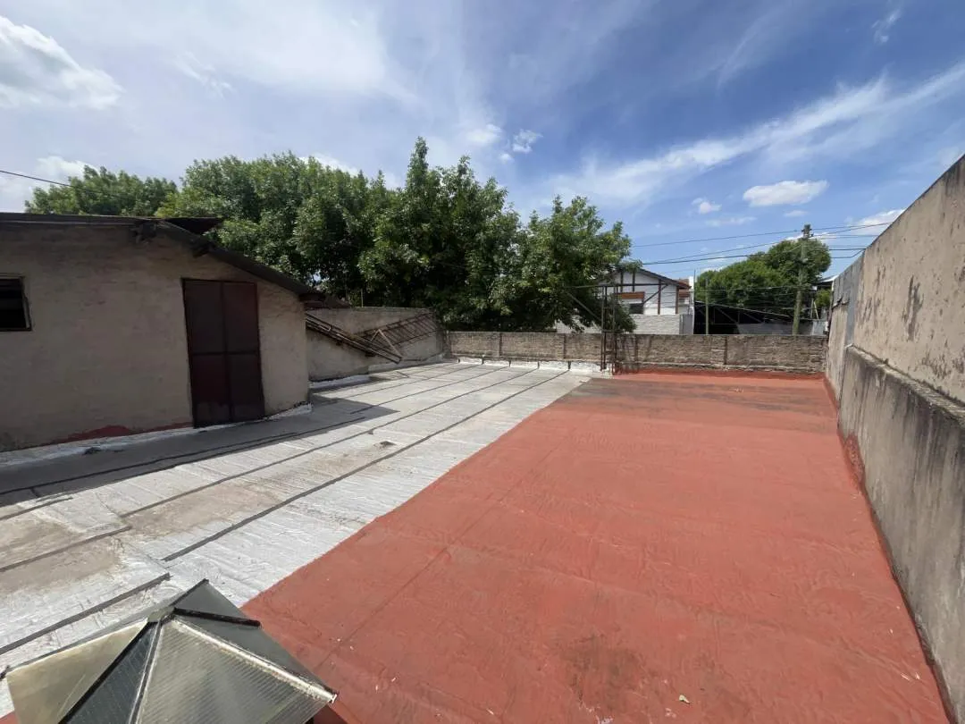 2 locales + espacio aéreo para construir -Venta en Block-Flores