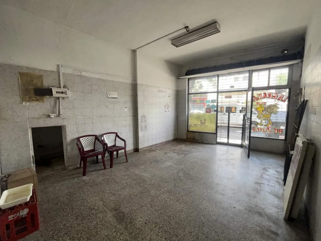 2 locales + espacio aéreo para construir -Venta en Block-Flores