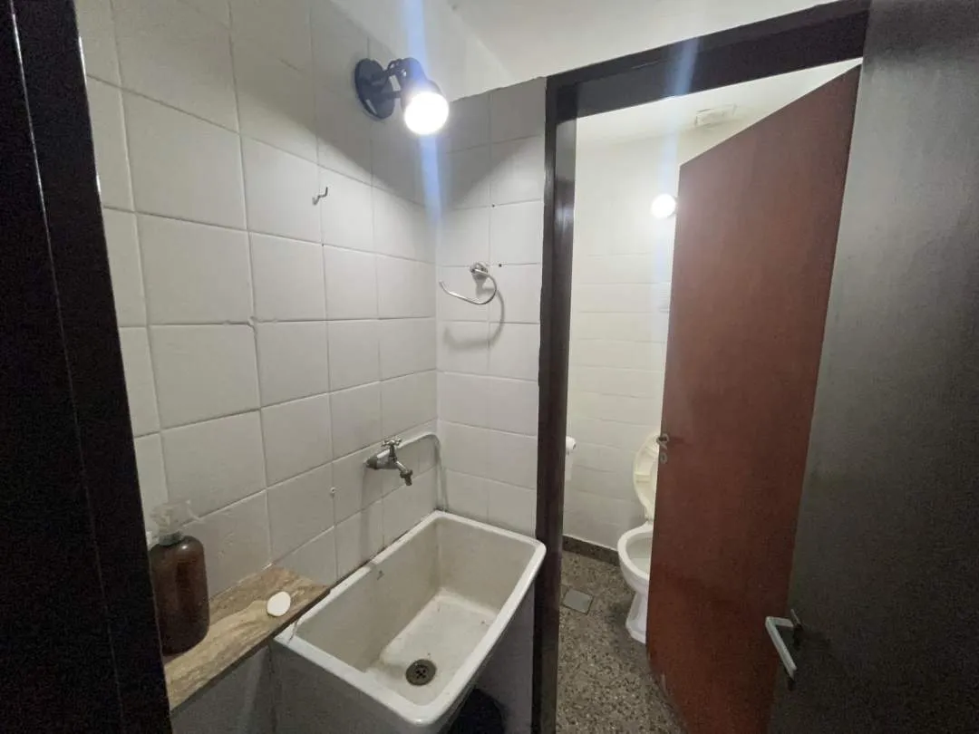 2 locales + espacio aéreo para construir -Venta en Block-Flores