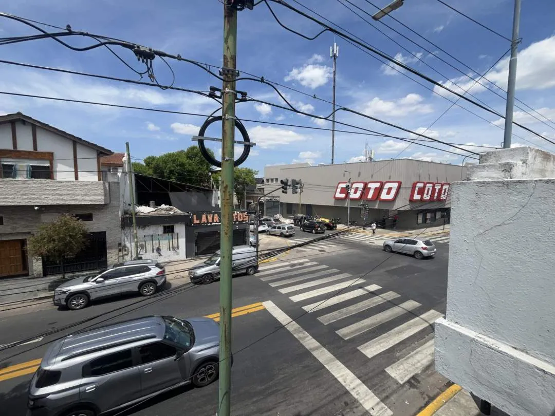 2 locales + espacio aéreo para construir -Venta en Block-Flores
