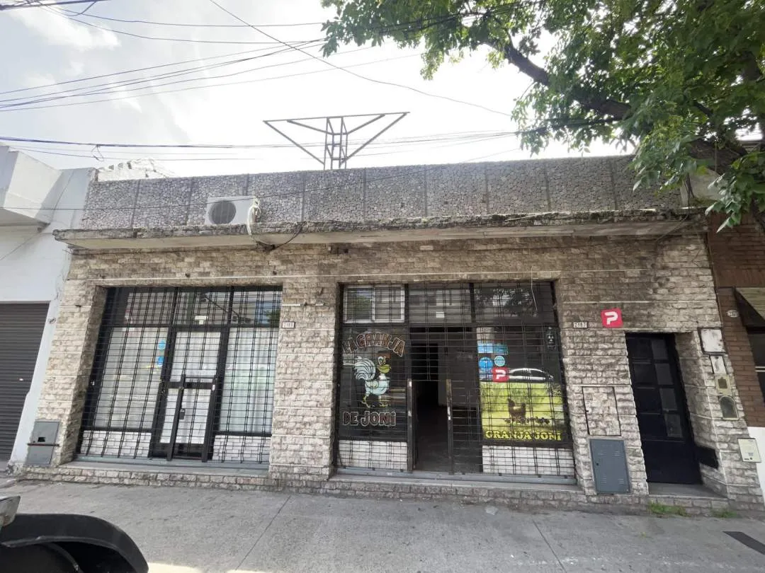 2 locales + espacio aéreo para construir -Venta en Block-Flores