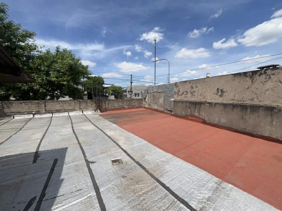 2 locales + espacio aéreo para construir -Venta en Block-Flores