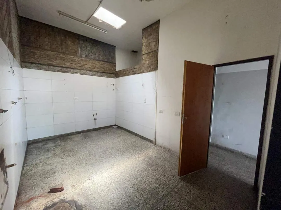 2 locales + espacio aéreo para construir -Venta en Block-Flores